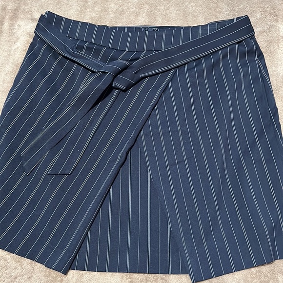 Banana Republic Short Skirt - Picture 2 of 10